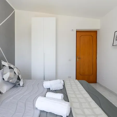 Coastal Whisper - 9 Min To Airport & 700m To Sea Apartment *