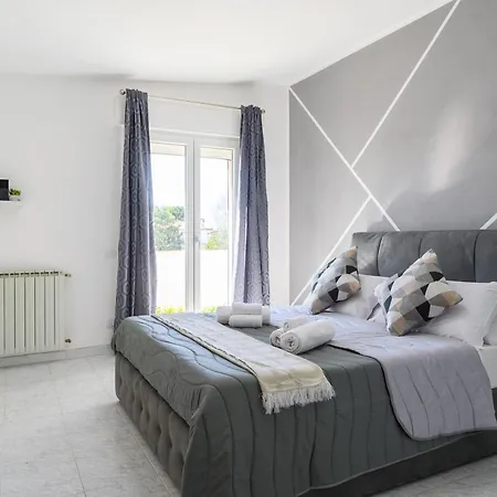 Coastal Whisper - 9 Min To Airport & 700m To Sea Apartment *