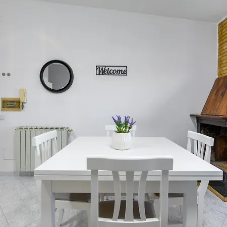 Coastal Whisper - 9 Min To Airport & 700m To Sea Apartment *